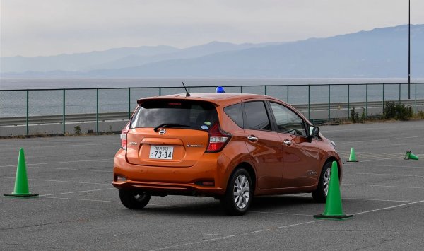 В системата e-Power електрическият мотор осигурява задвижване, а бензиновият двигател не е свързан с колелата &ndash; той работи изключително като генератор, което има положителен ефект върху ресурса му. Това е особено важно за съвременните версии на e-Power, които използват турбокомпресиран KR15DDT двигател, който е взискателен по отношение на работните условия. Ранните версии използваха атмосферен трицилиндров двигател от семейството HR12DE &ndash; прост и безпроблемен.


Що се отнася до динамиката, моделите с e-Power се възприемат като електрически автомобили - мигновена реакция на газта, липса на превключване и плавно сцепление през целия диапазон. Дизайнът няма традиционна трансмисия: няма нито вариатор, нито класически автомат.
