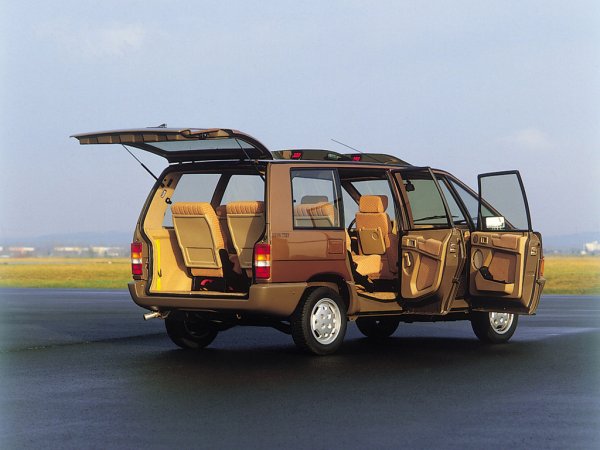 Идеята е, Espaсe да замени на пазара Matra Rancho, но през 1978 година Chrysler продава британското подразделение заедно със Simca и все още недовършения MPV-модел на алианса PSA. Французите се отказват от проекта, тъй като го считат за твърде скъп и рискован. В крайна сменка ситуацията е спасена от Renault, който купува дял от конкурента PSA дял от компанията Matra. Тогава Еspace получава одобрение и излиза в серийно производство. 