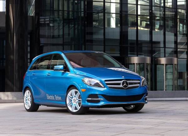 Когато пред Mercedes-Benz възниква необходимостта от реагиране на растящия интерес към електромобилите, германците тръгват по най-лесния път. През 2009 година те купуват 10% от акциите на компанията Tesla, която в този момент произвежда серийно само Roadster и току-що е представила Model S.