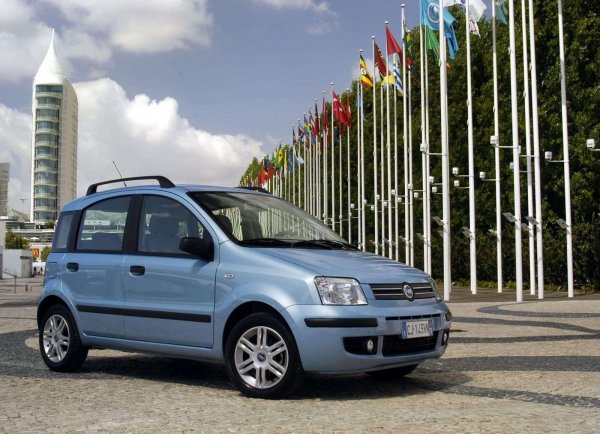 FIAT винаги е имал славата на производител на малки машини, но пък няма сериозен опит при създаването на трансмисии за задвижване на четирите колела при леките автомобили. Затова и при разработката на първата Panda 4x4 компанията търси помощ от австрийската компания Steyr-Puch.