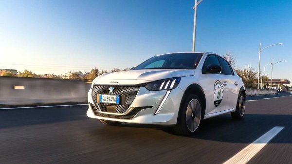 Този модел на Peugeot проправя пътя на електрификацията в групата PSA, като след него се появиха Opel Corsa-e (идентичен технически) и няколко SUV с нулеви вредни емисии. Първата версия на е-208 от 2019 г. Имаше консумация от 14,7 кВт/ч, като тя беше намалена на 13,2 през 2021 г., а при новата версия – моделна година 2023, ще бъде 12 кВт/ч на 100 км. Батерията е с капацитет 51 кВт/ч.