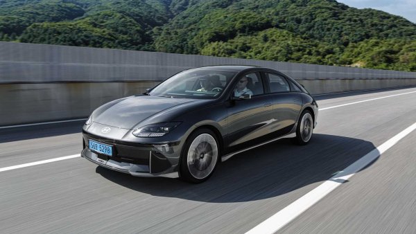 Новият южнокорейски седан е чудовище по ефективност. По отношение на потреблението той има почти рекордна стойност от 12,6 кВт/ч на 100 км, получена благодарение на щателната работа по формата на автомобила, чийто коефициент на аелодинамично съпротивление Cx е едва 0,21. Ioniq 6 постигна този завиден резултат и благодарение на възприетата платформа, същата като тази на Ioniq 5 и Kia EV6 - E-GMP, която има 800-волтова архитектура, мощност на зареждане от 350 кВт, както и възможността за захранване на външни електронни устройства благодарение на Vehicle-to-Load. Батерията е с капацитет 77,4 кВт/ч.