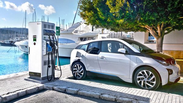 Градски суперавтомобил по отношение на технически и динамични характеристики - така бе квалифицирано BMW i3 при официалното му представяне. Рестайлингът донесе, наред с други неща, по-ориентирана към производителността S версия. Дизайнът вероятно не подсказва, че тази кола показва отлична ефективност. Батерията е с капацитет 37,9 кВт/ч.