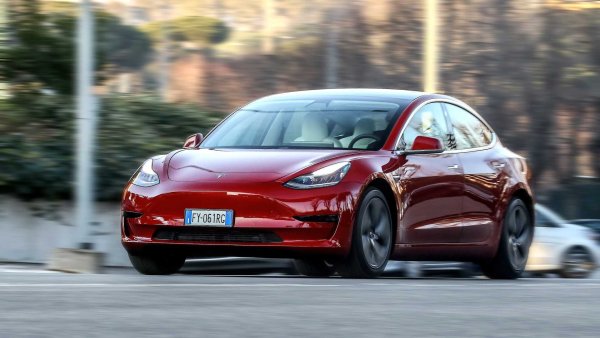 Ако говорим за повратна точка, няма как да не споменем Tesla Model 3. Американският седан (най-продаваната електрическа кола в света) наистина проправи пътя на електрическите автомобили на Стария континент. От своя страна, колите на Илон Мъск винаги са имали софтуер за управление и аеродинамично проучване, така че ефективността остава сред най-добрите в категорията. Батерията в случая има капацитет от 50 кВт/ч.