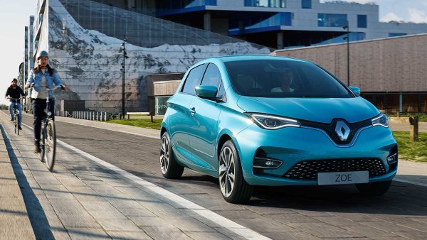 Когато говорим за отличните на пазара, няма как да не споменем най-продаваната кола с нулеви емисии в Европа през 2020 г. - Renault Zoe. Градският автомобил се е развил значително от самото начало. Днес, с второто поколение, той достига капацитет на батерията от 52 кВт/ч и ефективност от 13,7 кВт на 100 км.