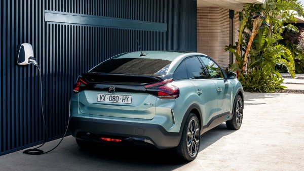 Изграденията на платформата e-CMP на групата Stellantis френски модел предлага батерия с капацитет 50 кВт/ч, свързана с електромотор със 136 к.с. Citroën e-C4 е последен в списъка с разход на енелгия от 14,3 кВт/ч на 100 км.