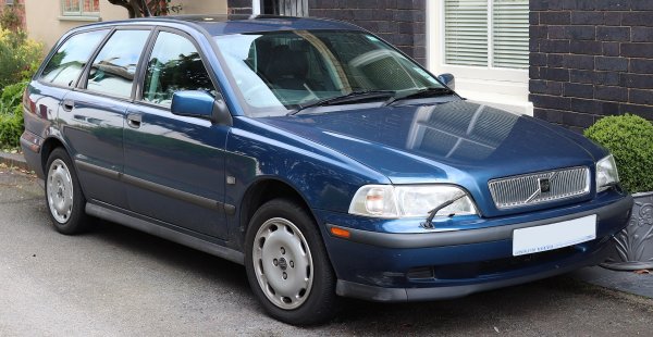 Епохата на трицифрените модели е изчерпана и шведите планират да нарекат новото поколение компактни автомобили S4 и F4. Оказва се обаче, че S4 вече е запазено от Audi, затова в крайна сметка седанът е кръстен S40, а комбито - V40. Производството си остава в Борн, в завода, роден от по-стар джойнт-венчър между Ford, който тогава е собственик на Volvo, и Mitsubishi Motors. На практика V40 дели една и съща платформа с Mitsubishi Carisma и малайзийския Proton Waja. Но на повечето европейски пазари е с около 50% по-скъпо от Carisma.
