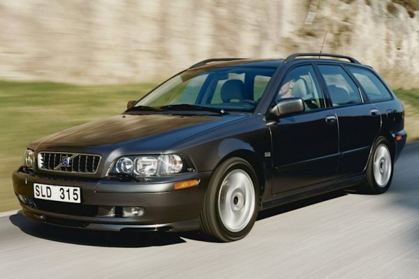 Фейслифтът през 2000 далеч не е само козметичен: шведите коригират доста недостатъци по двигателите, въвеждат дизели с директно впръскване, подменят предното окачване и дори разширяват малко следата на автомобила. 
Дизайнът, дело на британеца Питър Хорбъри, е избран за най-красиво комби в един италиански конкурс. 
