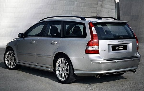 Втората генерация на модела вече е построена върху платформата Р1 на Volvo и се сглобява в собствения завод на шведите в Гент, Белгия. Седанът все така се нарича S40, но комбито е вече V50. Някои от компонентите в автомобила са споделени с Ford Focus и с Mazda 3 (по онова време японците са в съюз с Ford). 
През 2008 моделът получава умерен фейслифт. 