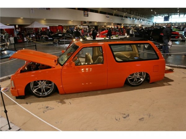 Брутална доработка на Chevy Blazer от 1987 година, представена на Performance World Custom Car & Truck Show 2009