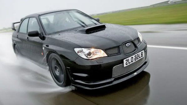 Нека се откъснем от наистина често срещаните коли на японската марка и да поставим под лупа едно от по-редките специални издания, като RB320. Той е създаден, за да отпразнува живота и постиженията на легендарния рали пилот Ричард Бърнс, и запазва славния тътен на двигателя.