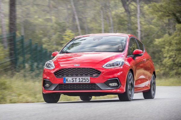 При Ford спадът на годишна база е 25% - през същия период на 2019 марката бе регистрирала 341 нови автомобила. Сега 109 от регистрациите се водят лекотоварни. 

