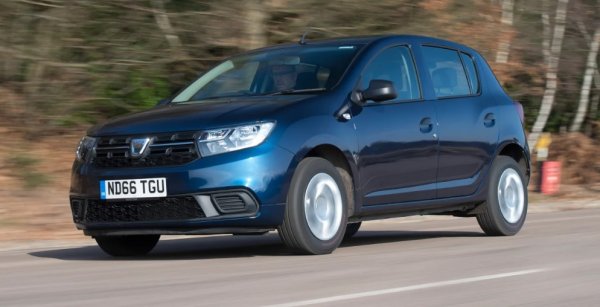 За: Отлична стойност, енергична производителност, прилично оборудване

Против: Не чак толкова стилна кабина с евтини материали, има малко място отзад

Трудно е да наречете Dacia Sandero бляскава кола, но поне фейслифтът през 2017 година донесе нови LED светлини и леко по-плавни линии на модела от второ поколение. В движение се усеща по-скоро предсказуема, отколкото вълнуваща за шофиране. Мекото окачване гарантира плавно возене. 

0.9-литров бензинов двигател с турбокомпресор на Dacia е най-добрият тук. Комбинира с енергичност с отлична икономичност. За към 8000 евро можете да си купите 0.9 TCe Laureate на 50 000 километра. Ако нямате нищо против модел с по-ниски спецификации, ще спеститe и още пари.
