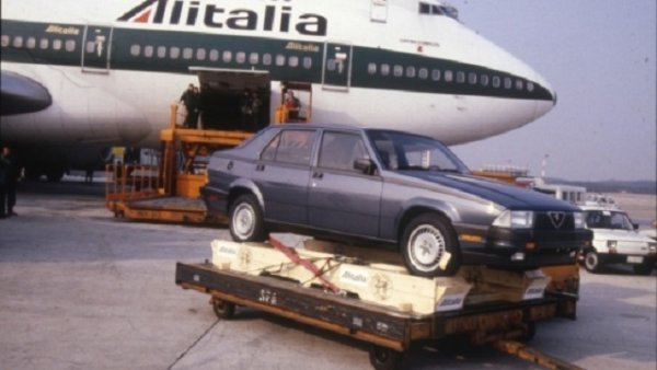 Но защо  дълго време беше смятана за последната истинска Alfa Romeo? Не става въпрос само за смяната на собствеността. Всъщност, след раждането на 75, феновете на Alfa Romeo трябва да чакат цели 30 години, за да видят нов  масово произвеждан модел със задно задвижване. Очевидно говорим за Alfa Romeo Giulia.

Има и други модели със задно задвижване с марката, но поради високите цени и малкото произведени бройки не стават масови. Alfa Romeo 75 е много обичана и продава около  400 хиляди продадени бройки от 1985 до 1992 година.