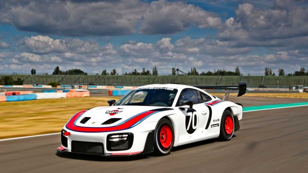 Отдаването на почит към незабравимото 935, което беше популярен между 70-те и 80-те години заради невероятното си издръжливост, предложи на дизайнерите на Porsche възможността да се отърват от една прищявка - вземете модерния 911 GT2 RS със 700 к.с. и го освободете от естетическите и технически ограничения на &bdquo;пътническа кола&ldquo;, като едновременно с това са прекроени митичните форми на предшественика, в този случай на варианта от 1978 г. Въпреки че е дълъг почти 4,9 метра, този автообил е отслабнал с 200 кг. Тиражът е един от най-щедрите сред автомобилите, анализирани в това ревю, но не се притеснявайте - има някои по-специални екземпляри от останалите, които струват от 1,5 до над 2 милиона евро. 

Мощност: 700 к.с. (6 цилиндъра, 3.8 битурбо) 

Максимална скорост: не се съобщава

Ускорение 0-100 км/ч: не се съобщава

Тираж: 77 бройки 