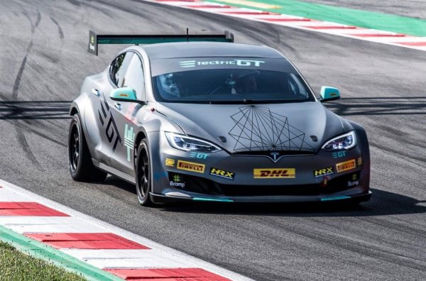 Испанският бизнесмен Аугустин Пай планирал през 2019 година едномаркови състезателни серии с Tesla Model S. Плановете, обаче, били отложени заради липса на инвеститори.

Прототипът за &bdquo;гонките&rdquo; бил конструиран на базата на 4х4 версията P100D, макар първоначалните планове да били за заднозадвижваната P85+.