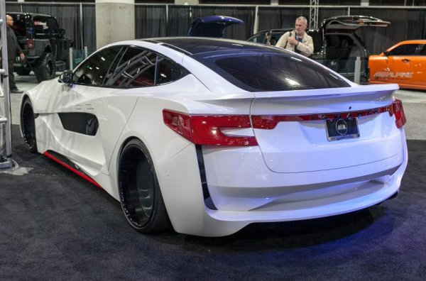 В адски раздутото купе изглежда, че нито един детайл не е останал недокоснат - освен може би покривът. Дори задната оптика е доста различна. Надяваме се, че главният дизайнер на Tesla Франц фон Холцхаузен не е видял &bdquo;творението&rdquo;: творческата му природа просто не би могла да понесе това...