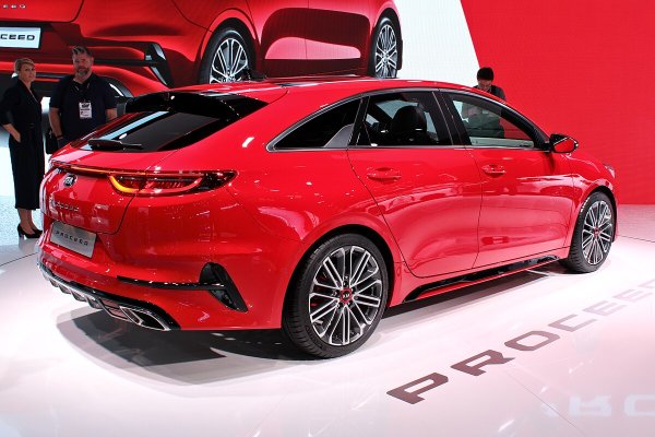 Най-новото допълнение към Shooting Brake флотилията идва от Kia и разширява гамата на Ceed от хечбек и комби. Това също е ясна индикация, че има търсене от масовия пазар за по-стилни комбита, тъй като някои започват да се уморяват от кросоувъри и SUV.

Акцентът e върху спортното удоволствие, като Shooting Brake зае мястото на хечбека Proceed с три врати.