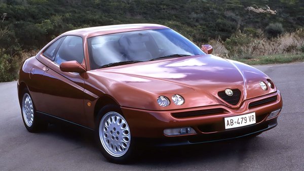 След 28 години Pininfarina създаде наследник на оригиналния Spider. Дизайнът е финализиран в края на 80-те години, като негов автор е Енрико Фумиа, който създава и 164.  Основният двигател на новия модел (включително GTV със затворена каросерия) е 2,0-литров четирицилиндров с мощност 150 к.с. 

През 1995 г. моделът получава и  известния двигател Arese V6 с работен обем от 3,0 литра и 192 к.с. По-късно мощността е увеличена до 240 к.с, а работният обем до 3,2 литра.
