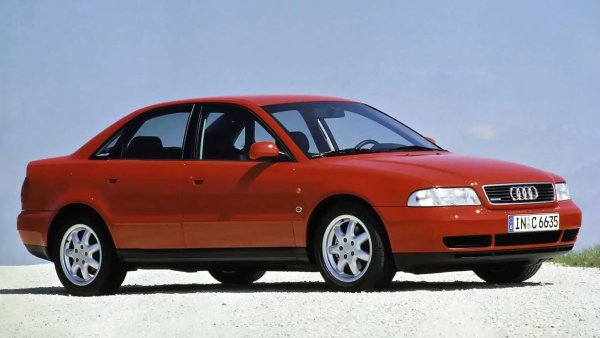 Преди 30 години Audi променя начина на именуване на моделите си - 80 стана A4, 100 се превръща в A6, а наследникът на V8 става A8. Първото Audi A4 е базирано на новата тогава платформа B5 (PL45). По-късно това става основа и за Volkswagen Passat B5 (тип 3B), Audi A6 C5 и Skoda Superb I.

Гамата от двигатели варира от трезвия 1.6 със 101 к.с. до 2.8-литровия V6 със 174 к.с. Мощните S4 и RS 4 ще пристигнат много по-късно. До 1996 г. моделът се предлага само като седан, след това се появява и комби.
