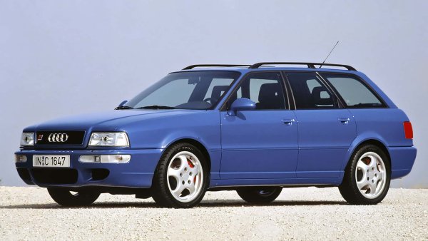 Въпреки че новото A4 дебютира през 1994 г., на Audi 80 Avant беше позволено да живее малко по-дълго. Това включваше версия, която се появи през 1994 г., като това беше най-мощното и най-бързото производство на Audi, правено някога, и най-мощното превозно средство на марката до появата на Audi S6 Plus през април 1996 г. 

Самият проект по създаването на Avant RS2 се нарича P1 (P за Porsche). Причината - Avant RS2 е произведен от самото Porsche. В Германия то струва 98 900 марки, като в замяна получаване 2,2-литров петцилиндров турбо двигател с 315 к.с. и външните огледала на Porsche 911 (993). За две години са произведени 2891 бройки.
