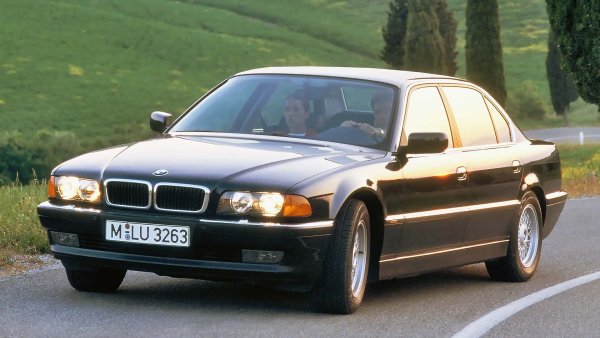 Мнозина смятат това BMW за една от най-красивите 7-Series. Това беше първият европейски сериен автомобил, оборудван с навигационна система. Що се отнася до двигателите, няма изненади - 728i стартира със 193 к.с., последван от осемцилиндровите 730i и 740i.

Най-ексклузивният вариант е 750i с V12. От 1998 г. се появяват модерни дизели с комън рейл, чийто водещ модел е 740d с 245 к.с. През 1997 г. се появява и удължена версия (L), която е с 39 см по-дълга.
