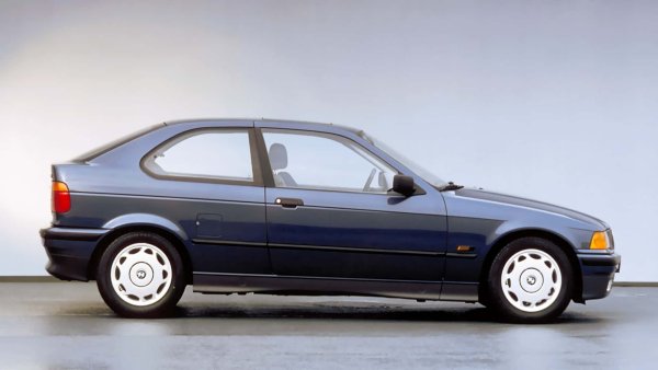 Отнема известно време да се свикне с външния вид BMW 3-Series Compact. Баварскака марка иска нейният нов входен модел да се казва BMW Compact. Но когато пристига в дилърите през април 1994 г., всички са наясно, че това е 3-Series.

Първото BMW 3-Series Compact е с дължина 4,21 метра, докато междуосието от 2,70 метра остава същото като при седана. Днес версията 323ti със 170 HP с шестцилиндров двигател е много търсен.
