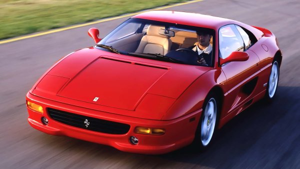 На външен вид F355 не се различава много от 348, това беше до голяма степен нова кола. Тя, например, има специални елементи, които иползват &bdquo;граунд-ефекта&ldquo;, познат от ФКормула 1, за да подобрят управлението при високи скорости. Това Ferrari има V8 с пет клапана на цилиндър, монтиран надлъжно. Обемът е 3,5 литра, като няма турбо, а мощността е 380 к.с. Максималната скорост е 295 км/ч. 

В допълнение към затворената berlinetta се предлага и тарга GTS, а през 1999 г.излиза  F355 Spider, от което са произведени само 100 бройки.
