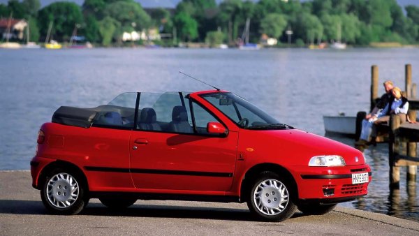 Хубава малка кола с преден капак, проектирана от Giugiaro и произведена от Bertone в  Италия, поради което логото на производителя на каросерията блестr на крилата. Кабриолетът се появява през април 1994 г. заедно със затворената версия и се произвежда до юни 2000 г.

Според Fiat колата има твърда каросерия без ролбар, но с подсилвания по предното стъкло. Освен това, всички модели Punto са били частично поцинковани (според Fiat, 60% от теглото на каросерията), но за съжаление ръждата е и продължава да нанася вреди върху автомобила.
