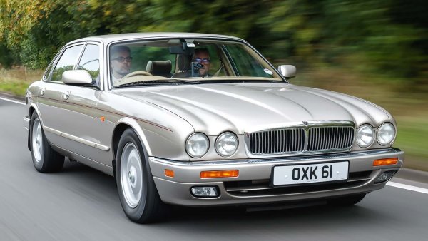 С петото поколение на XJ Jaguar се връща към класическите форми. Серията, вътрешно наречена X300, все още се базира на предшественика XJ40. Умелата актуализация на модела, главно в областта на фаровете, броните, дръжките на вратите и стоповете, води до по-заоблена линия. Моделът постига успех, като от него са произведени 92 000 бройки,  включително версията XJ12 с нейния мощен 6,0-литров V12 мотор.
