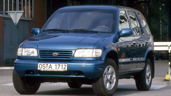 Преди 30 години марката Kia все още се смята за доставчик на ненадеждни евтини автомобили. Този образ започва да се променя през 1994 г. с първото поколение на Sportage. Въпреки че моделът беше базиран на офроуд-платформа, той вече притежава някои качества на SUV. Първоначално версията за Европа се произвежда в Южна Корея, а по-късно от германския производител на автомобили Karmann в Оснабрюк.
