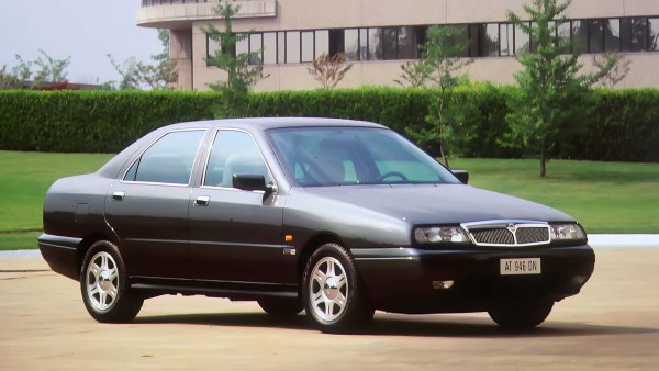 Kappa беше водещият модел на Lancia от август 1994 г. като наследник на Thema и пристигна на пазара след дълъг период на разработка, чиято цел беше да се премахнат всички дефекти и да се гарантира високо ниво на качество.

Седанът е направен от вътрешния дизайнерски отдел на Lancia Centro Stile в сътрудничество с торинската дизайнерска компания IDEA. Колата се задвижва от 2,0-литров турбо, 4-цилиндров (205 к.с.), 2,0-литров, 5-цилиндров (145 к.с.), 2,0-литров, 5-цилиндров (175 к.с.), 3,0-литров V6 (204 к.с.) и 2,4-литров турбодизел със 124 к.с.
