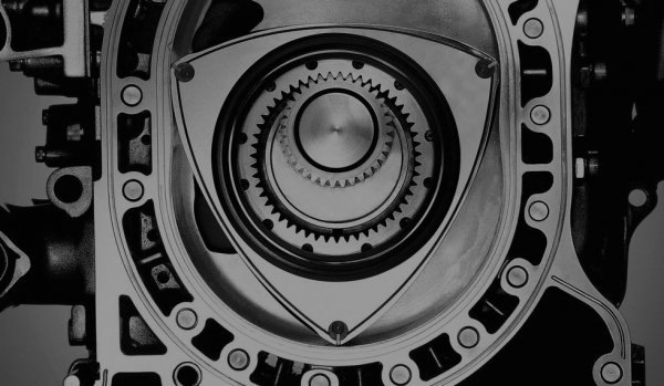 Идеята, родила се в главата на Феликс Ванкел, е изключително необичайна - или поне така се сторила в началото на шефовете на германската NSU, на които била предложена. Ставало дума за двигател, в който буталото е всъщност триъгълен ротор, който се върти в овална кутия. При въртенето неговите три ъгъла, наречени апекси, създават три горивни камери, осъществяващи четирите фази: всмукване, сгъстяване, възпламеняване и изпускане. 
