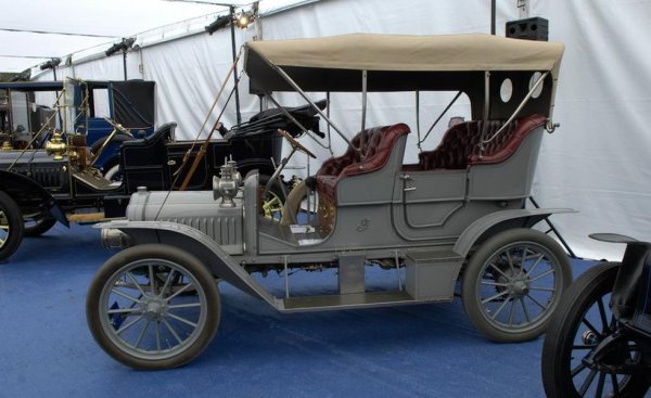 При този редови агрегат двата крайни цилиндъра захранвали средния, "мъртъв" цилиндър със своите отработили газове - и тъкмо средният цилиндър задвижвал автомобила. Двата странични били доста големи, с калибър 19 см, но средният бил още по-голям - 30 см. Айзенхът твърдял, че икономията спрямо стандартен двигател е 47%. Но през 1907 фалирал окончателно и идеята умряла с фирмата. 
