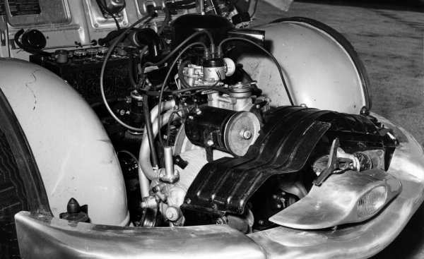 Panhard, основан през 1887, е един от първите автомобилни производители в света, а също и един от най-интересните. Това е компанията, която ни даде волана, след това реактивните щанги в окачването, а след Втората световна война добави и един от най-любопитните двигатели, правени някога. 
По същество това бе двуцилиндров боксер - с два хоризонтални цилиндъра, разположени срещуположно от двете страни на коляновия вал. Френските инженери добавиха много оригинални решения към този агрегат с въздушно охлаждане - в някои модели например изпускателните тръби бяха едновременно с това и крепежни елементи. 
