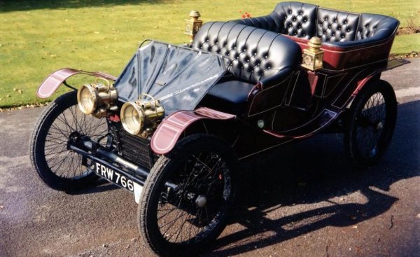 Те са един под друг, а всяко бутало има по три мотовилки - две леки външни и една тежка в центъра. Леките отиват към единия колянов вал, тежките - към другия, като двата се въртят в противоположни посоки. 
Резултатът от това са 10.5 конски сили при 1250 оборота в минута и удивителна липса на вибрации. Макар и на 120 години, този мотор и до днес е символ на инженерна елегантност. 
