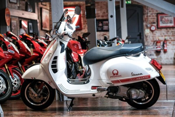 Eдна от малкото марки със сериозен спад в България тази година (-21%). Италианският производител Piaggio притежава марки като Aprilia, Moto Guzzi и Derbi, но си остава най-прочут с емблематичните скутери Vespa. На тях се падат 19 от регистрациите тази година, включително 13 бройки Vespa GTS. 
