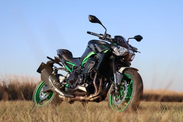 Групата Kawasaki произвежда какво ли не - от газови турбини и индустриални роботи до космически технологии и оръжие. Но без съмнение е най-прочута с мотоциклетите си. Тази година у нас марката отчита 103 процента ръст и се изкачва няколко места нагоре в класацията. Най-търсеният модел за момента е Z900, с 12 регистрации.