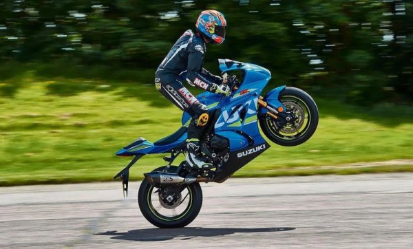 За първите четири месеца пазарът втора ръка у нас достига 3395 машини. Ето лидерите по марки: 
1. Honda - 895 (топмодел: SX 150 - 20 бройки)
2. Yamaha - 728 (YP 250R - 35 бройки)
3. Suzuki - 432 (GSX-R1000 - 40 бройки, на снимката)
4. Kawasaki - 347 (Z 750 - 28 бройки)
5. BMW Motorrad - 217 (S1000 RR - 33 бройки)
6. KTM - 101 (350 EXC F - 11 бройки)
7. Piaggio - 84 (Beverly - 15 бройки)
8. Kymco - 82 (Downtown - 14 бройки)
9. Harley Davidson - 67 (HL 1200 C - 4 бройки)
10. Husqvarna - 59 (FE350 - 12 бройки)
