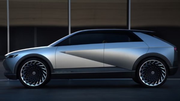 Вместо да имитира конкуренти, Hyundai влезе в собствените си архиви за дизайна на Concept 45. Ъгловият хечбек черпи много от купето Pony от 1974 г., написано за корейците от италианския гений Джорджето Джуджаро. Той беше много търсен по това време от японски и корейски автомобилни производители, които искаха да включат западната естетика, за да проникнат на потенциален западен пазар. "Понито" не постигна точно това през 70-те и 80-те години.
