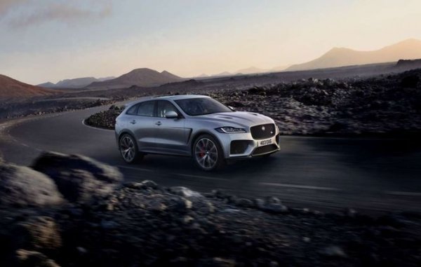Jaguar прави един от най-бързите кросоувъри в света - F-Pace SVR е най-мощната и екстремна версия на най-големия SUV на тази марка. Той е оборудван с 5-литров V8 (680 Нм въртящ момент) с мощност от 550 конски сили, което е достатъчно, за да ускори до 100 км/ч за 4,3 сек. По-важното е обаче (ускорение за по-малко от 5 сек не е толкова впечатляващо), че този двигател позволява на автомобила да развие максимална скорост от 283 км/ч.