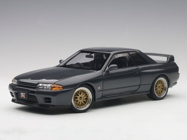 Заради грандиозния провал на предшественика си, новият спортен автомобил се появява едва през 1989 г. Той отново е с две врати, като е на основата на актуалния по това време Skyline R32 (съкращение от E-BNR32). От този момент GT-R получава задвижване на четирите колела, тъй като е разработен за участие в шампионата за туринг-автомобили (група А).

Машината е със 100 кг. по-тежка, като получава 2,6-литров турбомотор с мощност 280 к.с. и 353 Нм въртящ момент. Максималната му скорост е ограничена на 180 км/ч, като причината е действащото по това време японско законодателство. Купето става най-бързия автомобил на Северната дъга на "Нюрбургринг" (неофициално), като записва време от 8 минути и 20 секунди. Печели много победи в различни състезания и получава прякора "Годзила", с който GT-R е известен в наши дни. 
