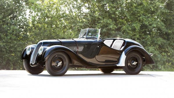 Втора позиция е за още едно BMW 328. Този път във формата на класически роудстър от 30-те години. Такъв двуместен състезателен автомобил е Светият Граал за колекционерите. В крайна сметка това е входен билет за най-важните частни партия на заможните фенове на ретро колите. Показаният на снимката великолепен BMW 328 Roadster от 1937 г. с номер на шасито 85095 и редови "шестак" с мощност 80 коня, бе продаден на търг през 2014 година за 901 475 евро - абсолютен рекорд за модела.