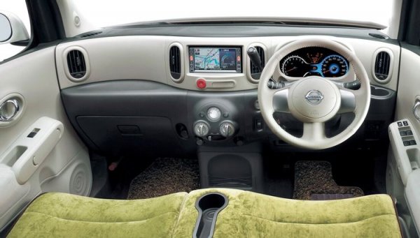 Каросерията обаче предлага напълно различно усещане. В нея всичко изглежда напълно възможно и лесно достъпно, което със сигурност прави шофирането на този странен на вид автомоил далеч по-приятно.