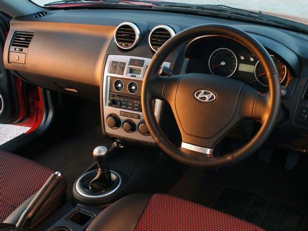 Интериорният дизайн на Hyundai Tiburon опредлението е гладък и хармоничен, като той е комбиниран с отлично управление, което носи само плюсове на модела.