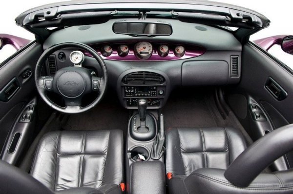 Интериорът на Prowler обаче е съмсем различно нещо. В него е пълно с различни уреди за отчитане - амперметър, налягане на маслото, гориво, температура на водата и часовник. Това дава усещане, че карате повече от обикновена кола, с която сте свикнали. 