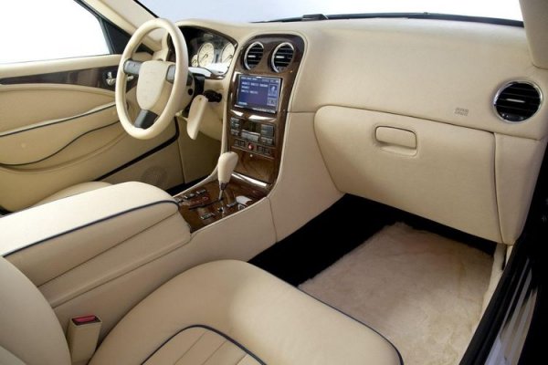 Интериорът обаче е съвсем различно нещо, тъй като напълно отговаря на изискванията за луксозен автомобил, който предлага наслада от шофирането. Кожените седалки, пространството и качеството на материалите правят времето, прекарано в тази кола наистина приятно. 