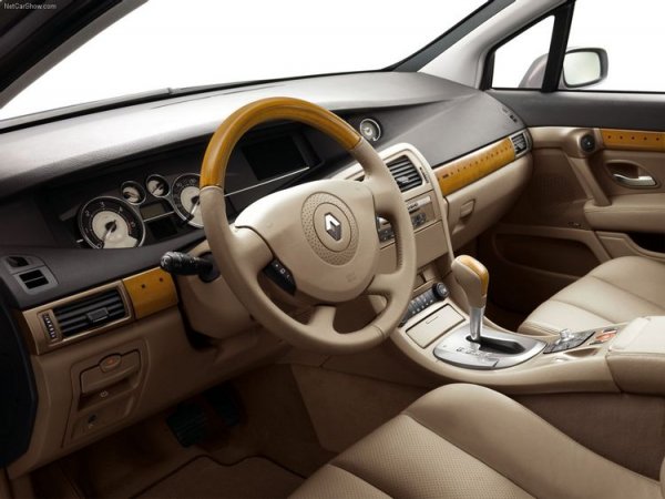 Салонът обаче демонстрира стил, класа и елегантност, типични за френската технологична култура. С фино полирано табло и интериор с материали от високо качество, шофирането на този автомобил наистина е приятно. 