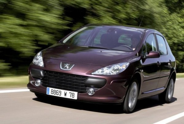 Кой не знае дизеловия 2.0 HDI? Този двигател често се среща в леки и лекотоварни машини на Peugeot и Citroen. Като цяло има много модификации. Най-ранните са оборудвани с 8 клапана - те са произведени от 1998 до 2006 година. През 2004 се появи версия с 16 клапана, която остана в производство до 2015. Естествено, колкото по-нов е един такъв двигател, толкова по-сложни и объркани са "екологичните" му системи. Абсолютно всички тези двигатели са оборудвани с впръскване Common Rail. HDI винаги значи Common Rail.
