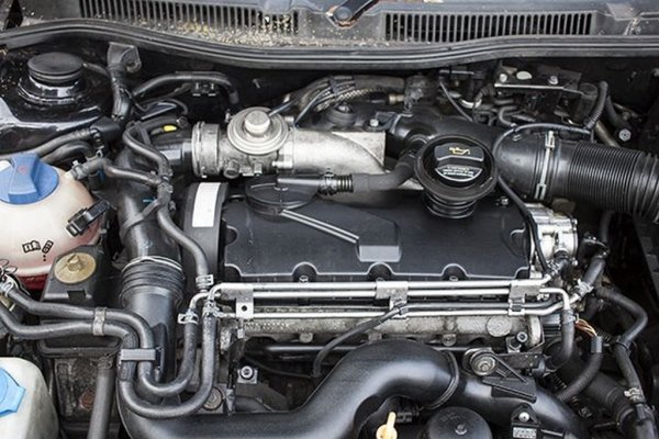 Иначе цилиндрово-буталната група тук е много здрава и издръжлива. Само шепа собственици са успявали да докарат такъв мотор до сериозно понижаване на компресията. 
Но има друг потенциален капан: когато в междинния охладител се събере прокапващо през турбото масло. После при определени условия двигателят започва да всмуква това масло заедно с въздуха. Маслото се възпламенява в горивната камера, развъртайки мотора до фантастични обороти - като в F1. И не може просто да го угасите, като завъртите ключа - клапата, прекъсваща притока на въздух, е буквално откъсната. В такива случаи трябва насилствено да прекъснете подаването на въздух към мотора - било като прекъснете тръбата след въздушния филтър, било като запушите всмукателния колектор. 
